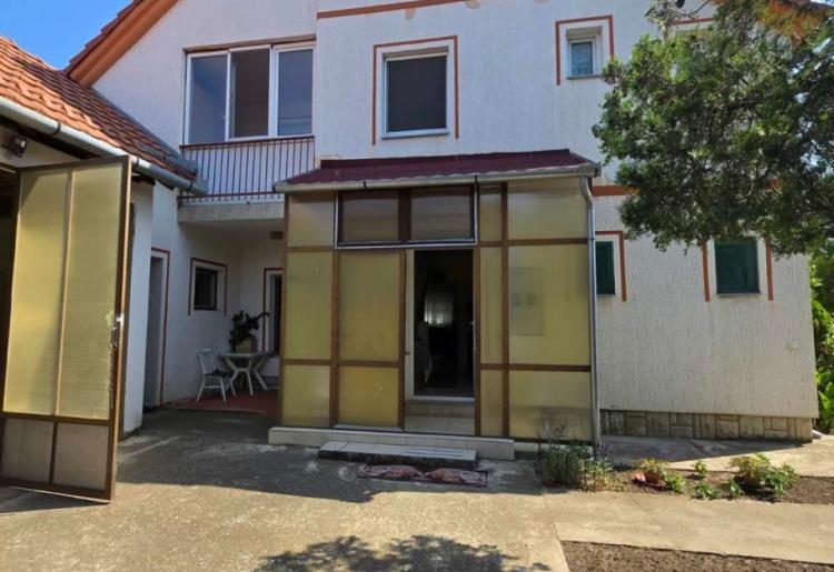 831. Na prodaju kuća 