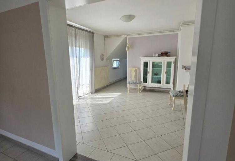 831. Na prodaju kuća 
