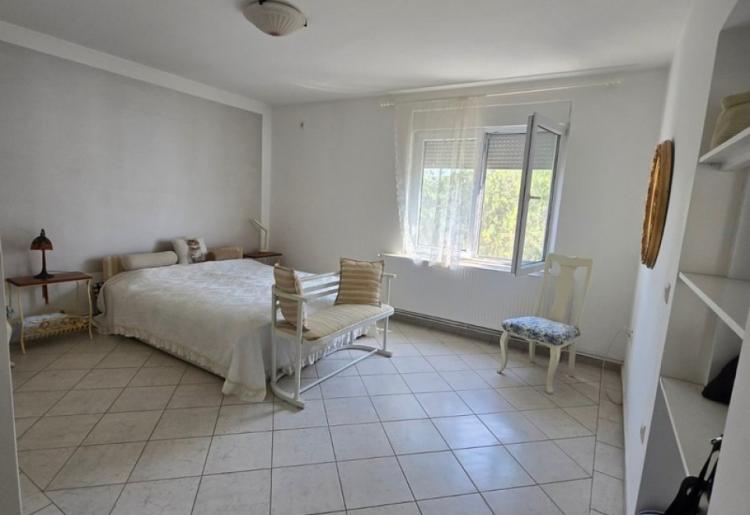 831. Na prodaju kuća 