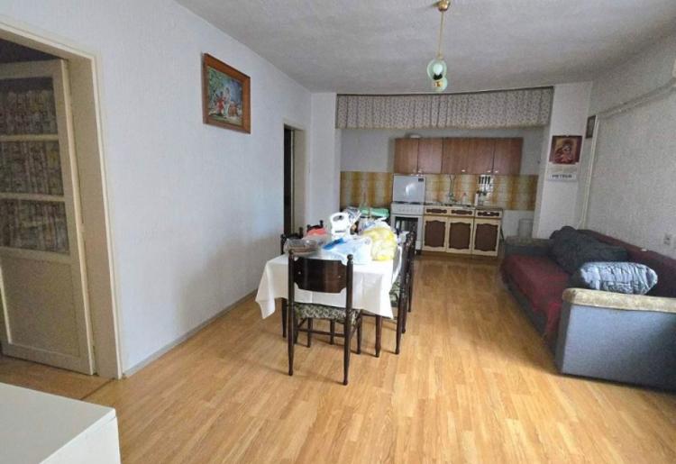 848. Na prodaju dve kuće 