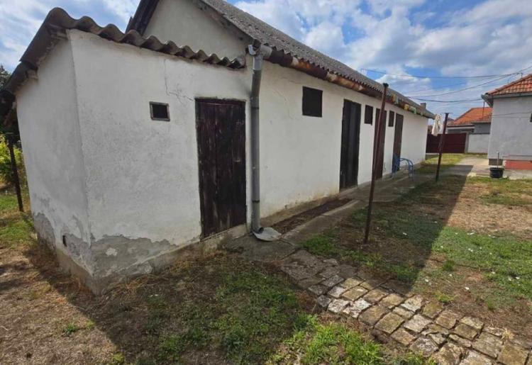 848. Na prodaju dve kuće 