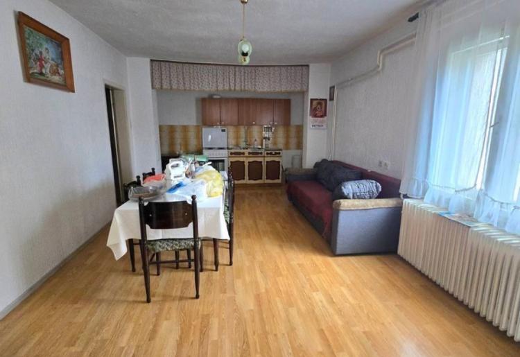 848. Na prodaju dve kuće 