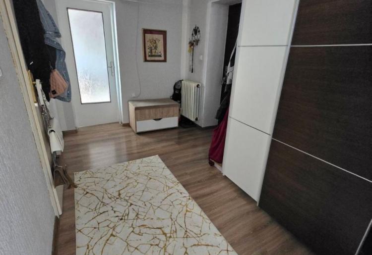 862. Na prodaju trosoban stan 