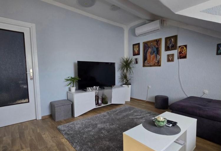 862. Na prodaju trosoban stan 