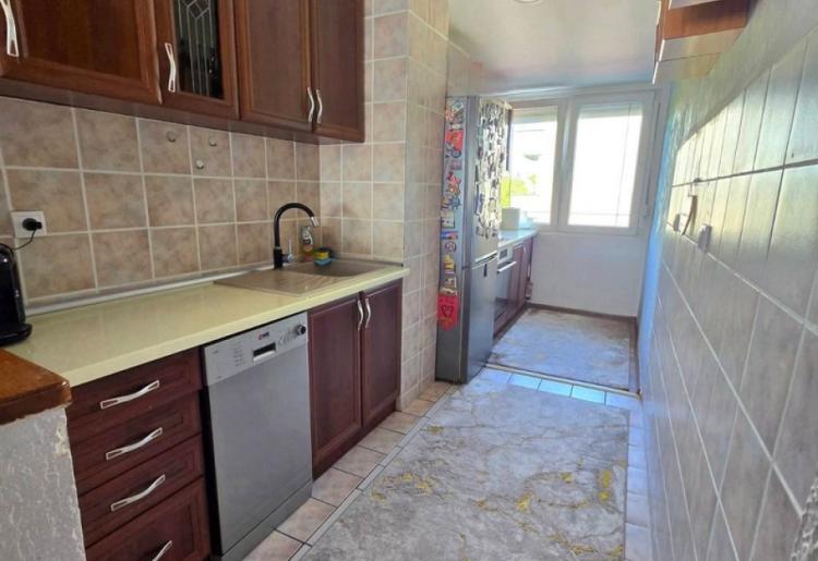 862. Na prodaju trosoban stan 
