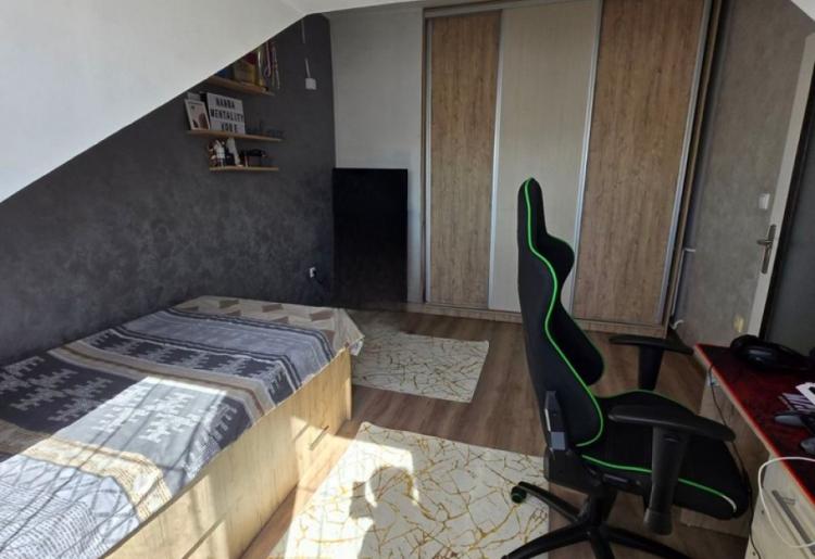 862. Na prodaju trosoban stan 