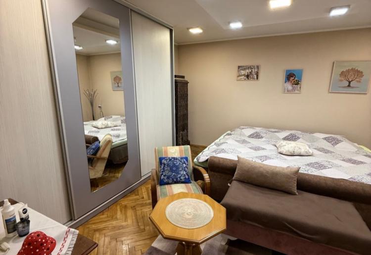 863. Na prodaju kuća 