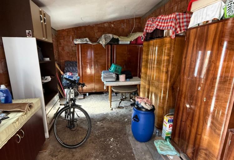 863. Na prodaju kuća 