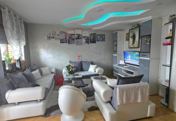 876. Na prodaju stan 