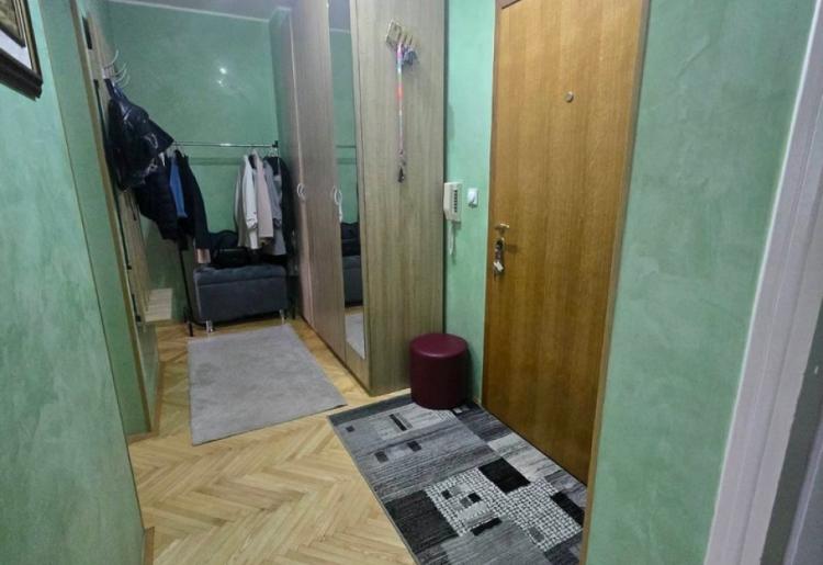 876. Na prodaju stan 