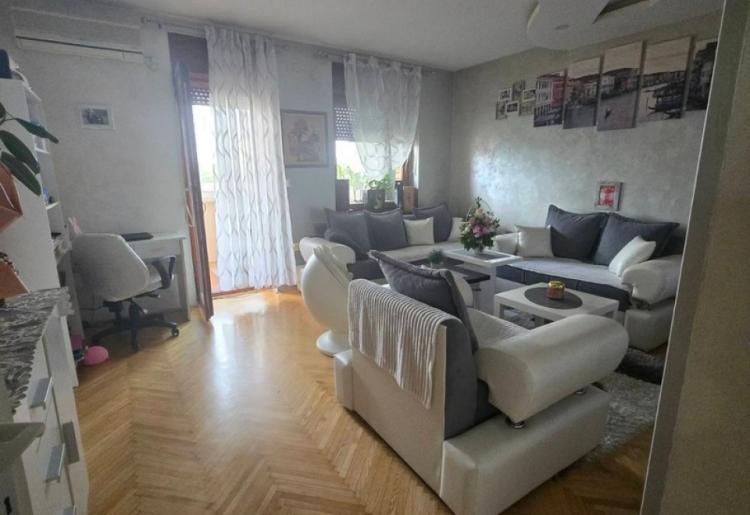 876. Na prodaju stan 