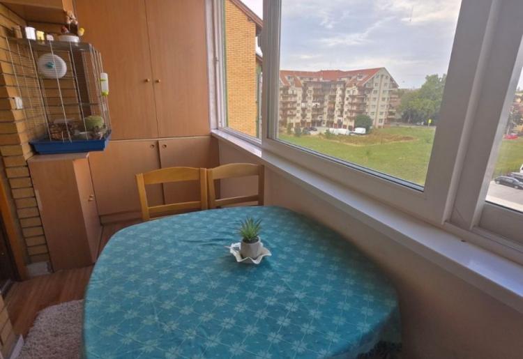 876. Na prodaju stan 