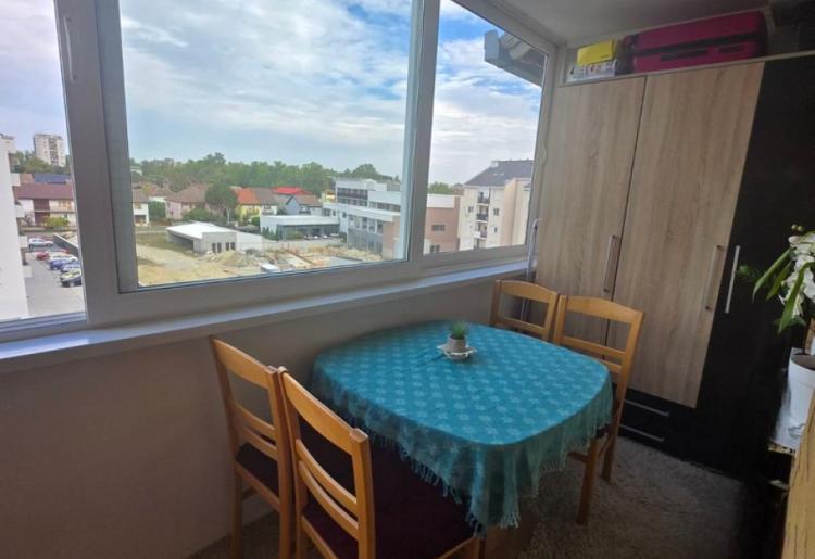 876. Na prodaju stan 