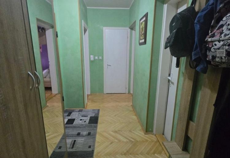 876. Na prodaju stan 