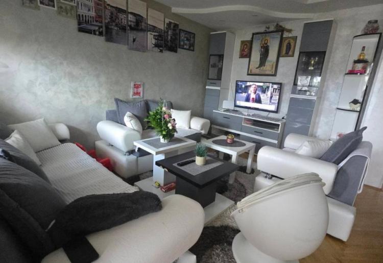 876. Na prodaju stan 