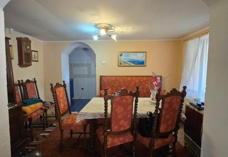 881. Na prodaju dve kuće