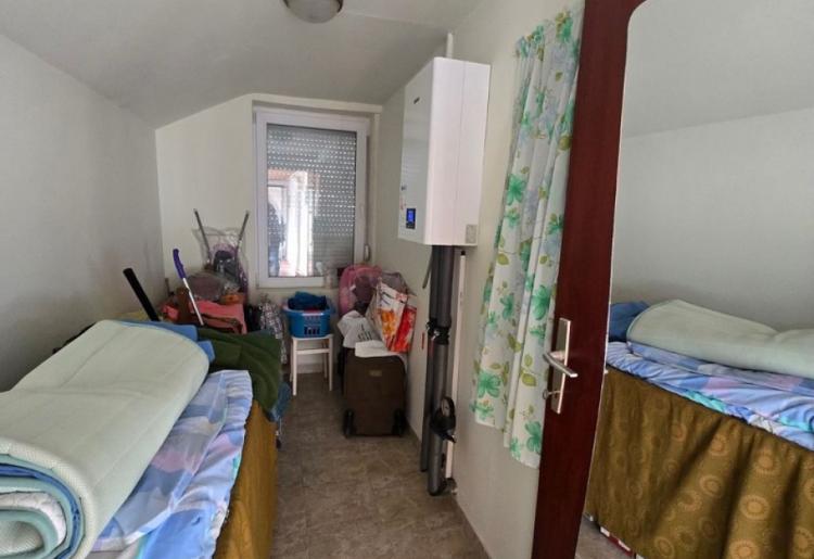 881. Na prodaju dve kuće