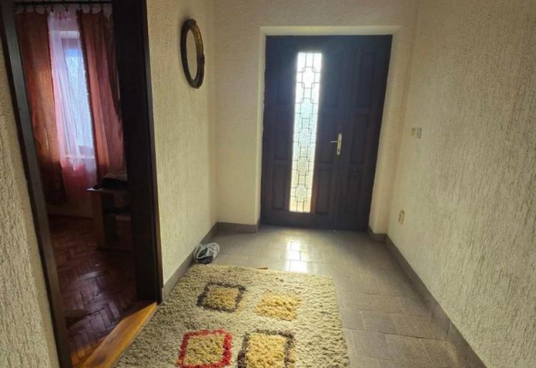 881. Na prodaju dve kuće