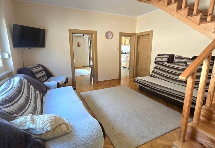 835. Na prodaju prelepa porodična kuća 