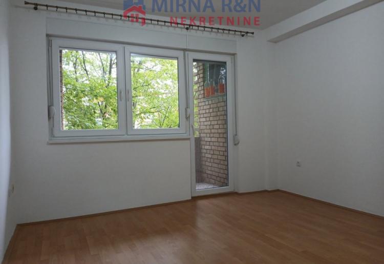 890. Na prodaju dvosoban stan 