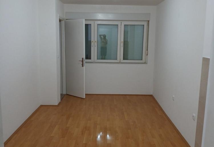890. Na prodaju dvosoban stan 