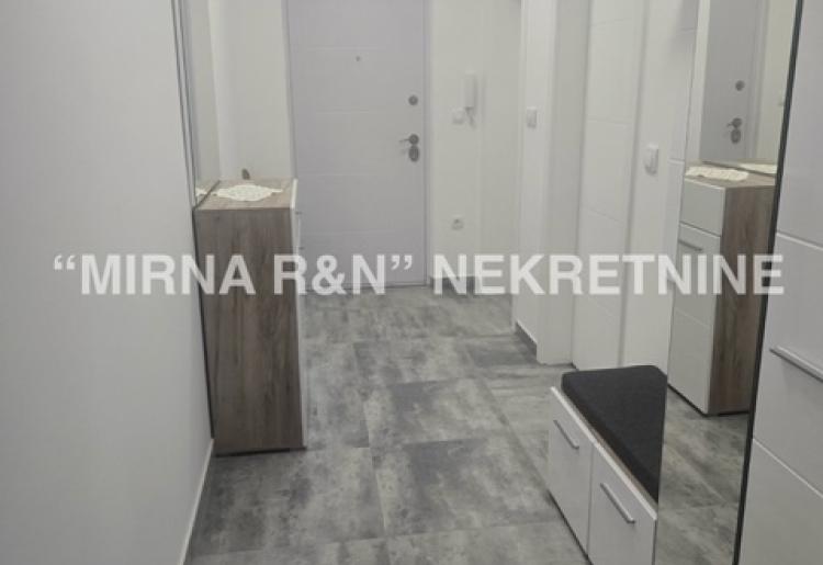 605. Na prodaju prelep jednoiposoban stan