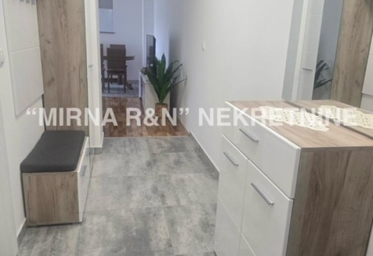 605. Na prodaju prelep jednoiposoban stan